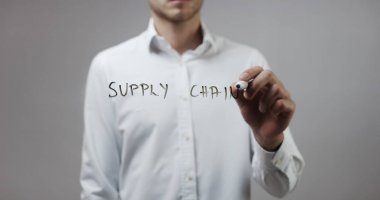 Cam üzerinde yazılı genç adam