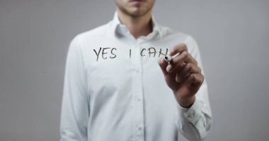 Cam üzerinde yazılı genç adam