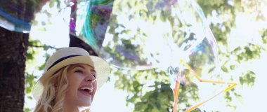 Sarışın kız sabun köpüğü üfleme