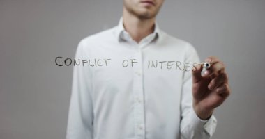 Cam üzerinde yazılı genç adam