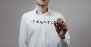 Cam üzerinde yazılı genç adam