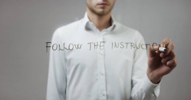 Cam üzerinde yazılı genç adam