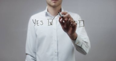 Cam üzerinde yazılı genç adam