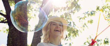 Sarışın kız sabun köpüğü üfleme