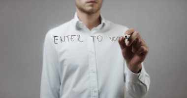 Cam üzerinde yazılı genç adam