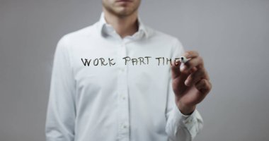 Cam üzerinde yazılı genç adam