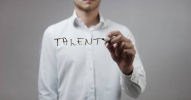 Cam üzerinde yazılı genç adam