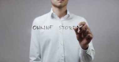 Cam üzerinde yazılı genç adam