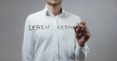 Cam üzerinde yazılı genç adam