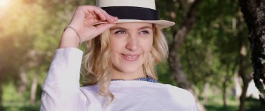 Şık genç sarışın kadın