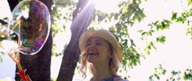 Sarışın kız sabun köpüğü üfleme