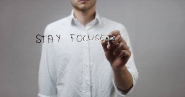 Cam üzerinde yazılı genç adam