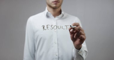 Cam üzerinde yazılı genç adam