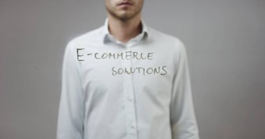 Cam üzerinde yazılı genç adam