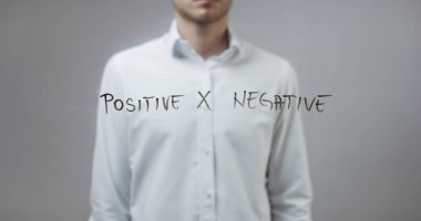 Cam üzerinde yazılı genç adam