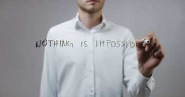 Cam üzerinde yazılı genç adam