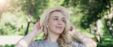 Şık genç sarışın kadın