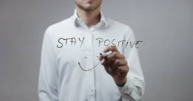 Cam üzerinde yazılı genç adam