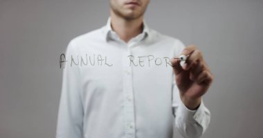 Cam üzerinde yazılı genç adam