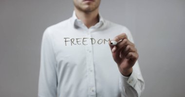 Cam üzerinde yazılı genç adam