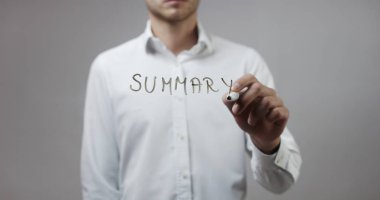 Cam üzerinde yazılı genç adam