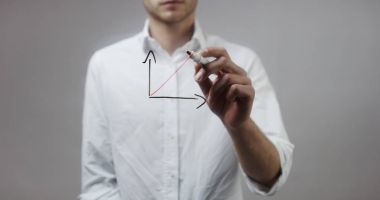 Cam üzerinde yazılı genç adam