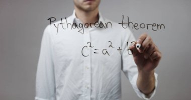 Cam üzerinde yazılı genç adam