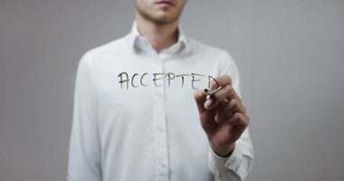 Cam üzerinde yazılı genç adam