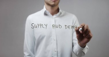 Cam üzerinde yazılı genç adam