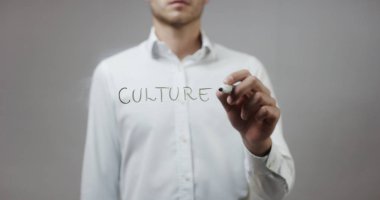 Cam üzerinde yazılı genç adam