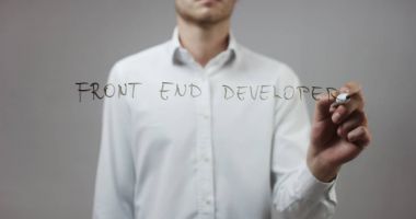 Cam üzerinde yazılı genç adam