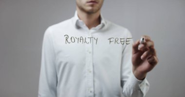 Cam üzerinde yazılı genç adam