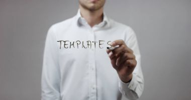 Cam üzerinde yazılı genç adam