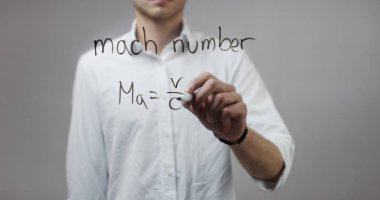 Cam üzerinde yazılı genç adam