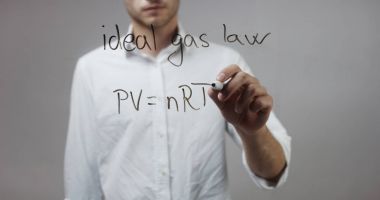 Cam üzerinde yazılı genç adam