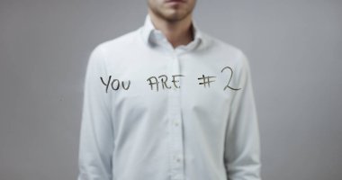 Cam üzerinde yazılı genç adam