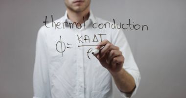 Cam üzerinde yazılı genç adam