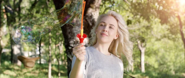 Sarışın kız sabun köpüğü üfleme