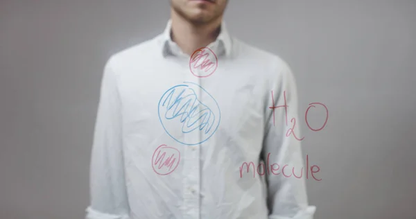 Joven escribiendo sobre vidrio — Foto de Stock