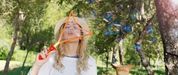 Sarışın kız sabun köpüğü üfleme