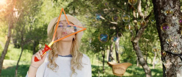 Sarışın kız sabun köpüğü üfleme