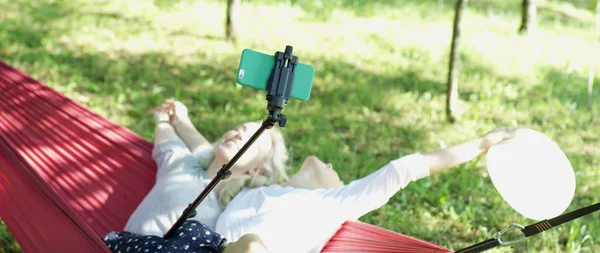 Jonge Vrienden Truien Maken Selfie Foto Met Slimme Telefoon Zitten — Stockfoto