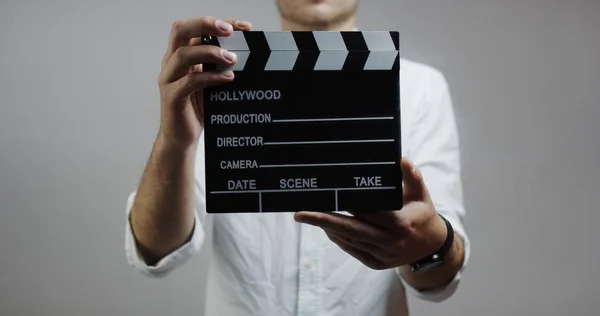 Close Jovem Camisa Branca Segurando Placa Filme Fundo Cinza — Fotografia de Stock