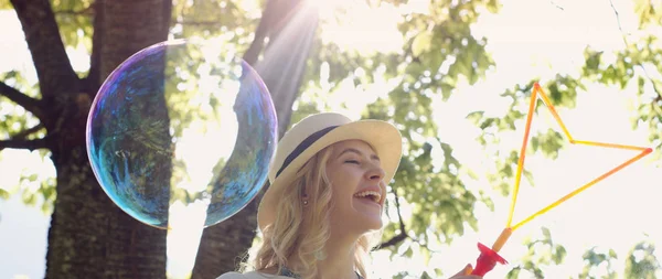 Sarışın kız sabun köpüğü üfleme