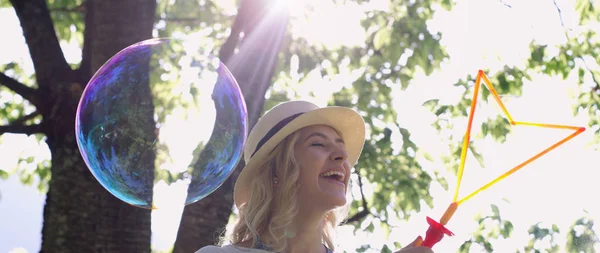 Sarışın kız sabun köpüğü üfleme