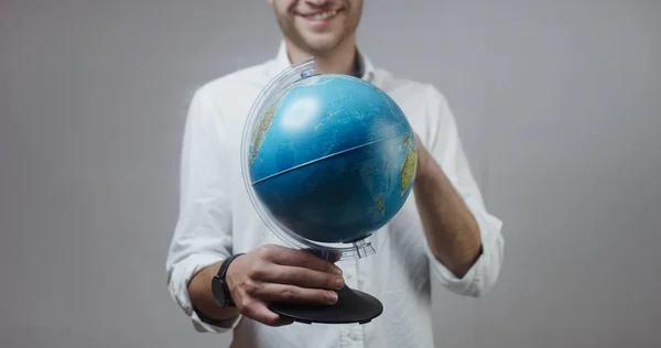 Close Jovem Camisa Branca Segurando Globo Fundo Cinza — Fotografia de Stock