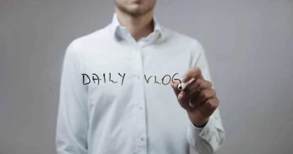 Joven escribiendo sobre vidrio —  Fotos de Stock