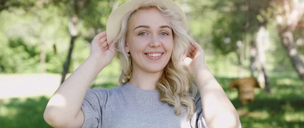 Elegante giovane donna bionda — Foto Stock