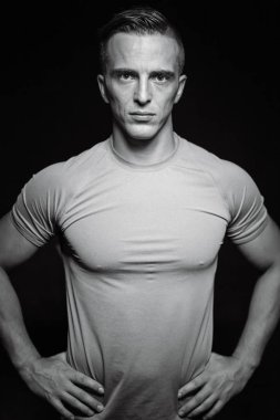 Vücut geliştirmeci shoor Studio siyah arka plan üzerine portresi