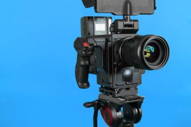 Kontrast yapma canlı renk arka plan üzerinde profesyonel video kamera